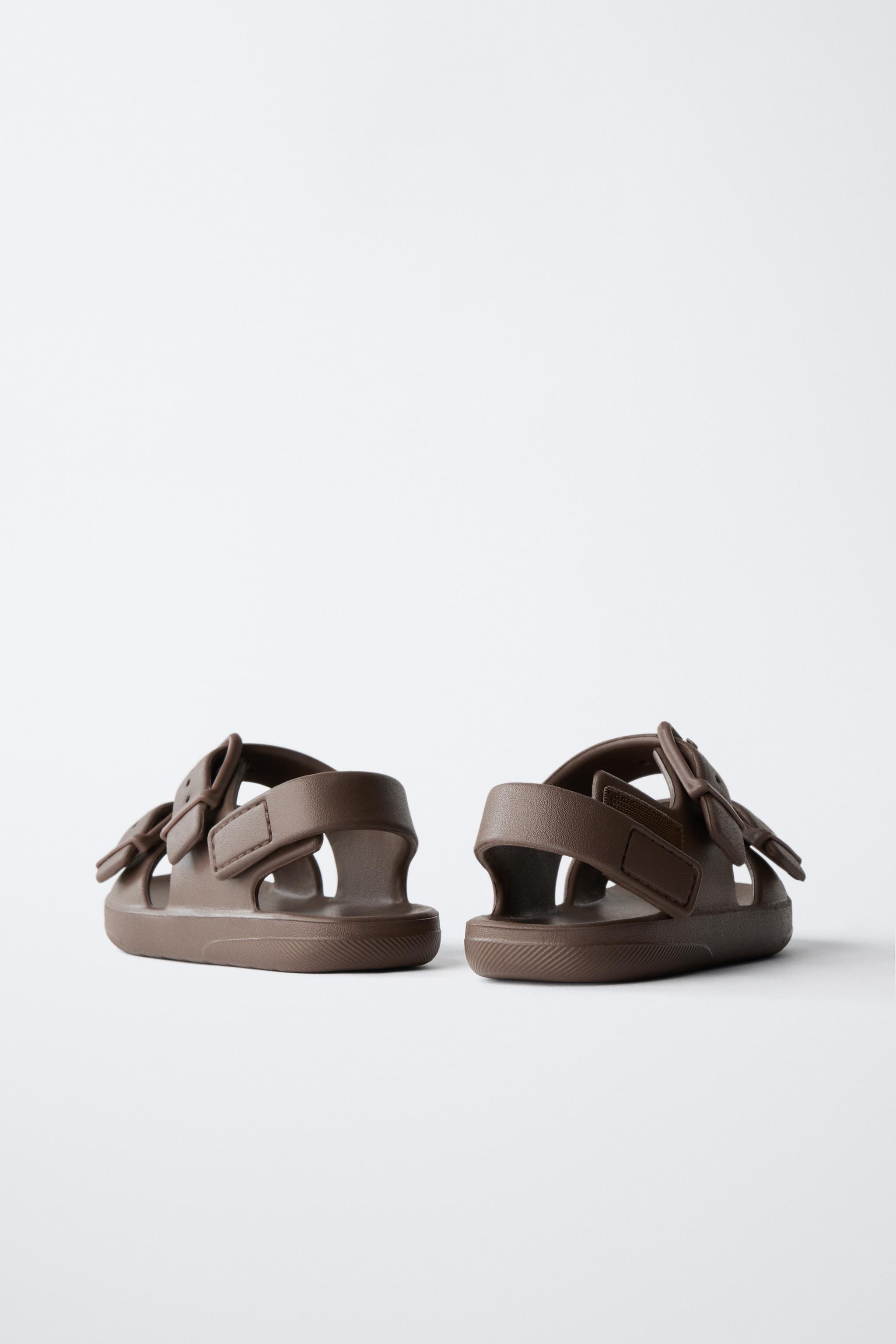 RUBBERIZED BUCKLED SANDALS